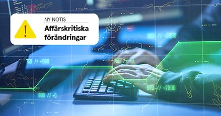 närbild på två händer som skriver på ett tangentbord. I vänstra hörnet en vit ruta med en notis som säger Affärskritisk förändring.