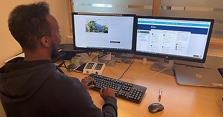 man vi en datorskärm