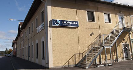 ett hus med gul fasad. På väggen sitter en skylt där det står Härnösands fritidsgård