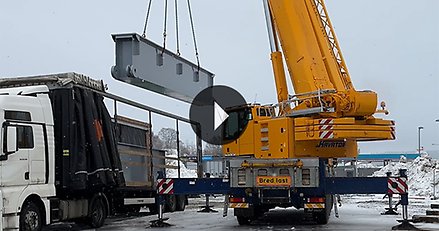 En lyftkran lastar av en brodel.
