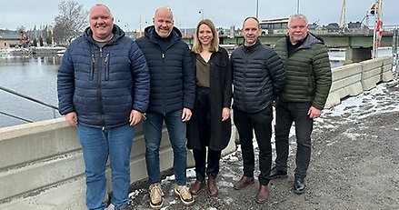 fem personer står på rad