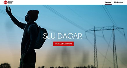 Person står under kraftledning med telefon mot blå himmel. Text Sju dagar.