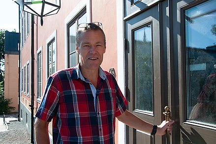 Lars Liljedahl i rödrutig skjorta på väg in i Rådhuset i Härnösand.