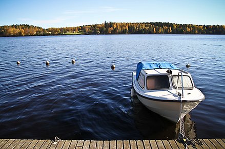 fritidsbåt förtöjd vid en brygga