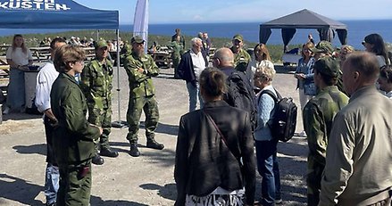 Soldater och anhöriga på familjedag vid Hemsö fästning