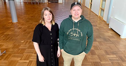 Bild i halvfigur på ung man och kvinna.