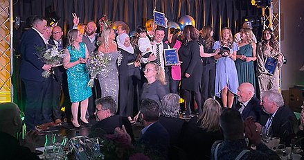 flera personer på scen i festkläder