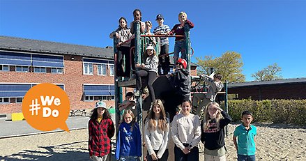 Många barn vid en klätterställning på en skolgård