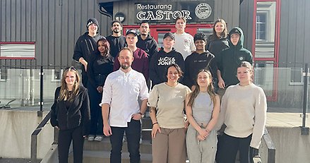 Johan Backeus och kockelever från restaurangskolan