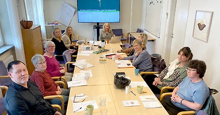 Ett tiotal personer samlade kring ett konferensbord.