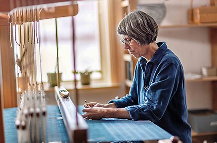 I vävstolen, fotograf: Petra Älvstrand.