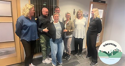 Kvinnor och män utanför ett konferensrum