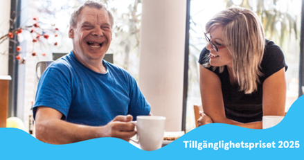 två personer som sitter vid fikabordet och båda ler