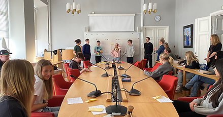 Många högstadieelever samlade i ett stort konferensrum.