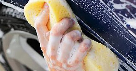 Handtvättning av en bil.