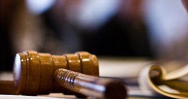 Ordförandeklubba som ligger på ett bord.