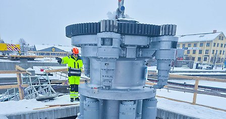 ett bromaskineri lyfts på plats