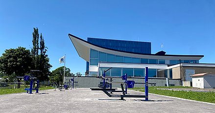 Utomhusgym med träningsmaskiner.