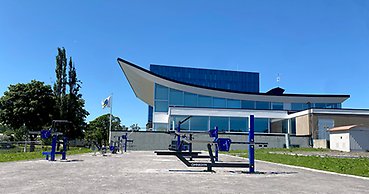 Utomhusgym med träningsmaskiner.