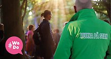 Kollage med unga på en festival och en man med grön jacka med texten "Vuxna på stan" på ryggen.