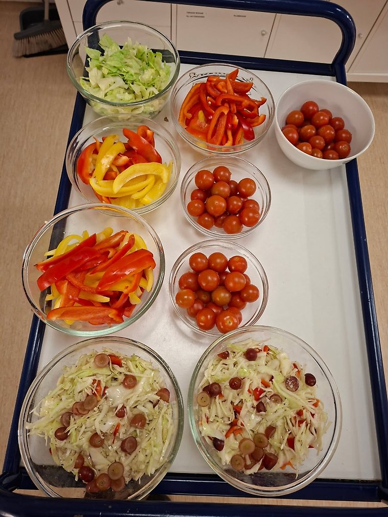 Grönbackens förskolas lunchbuffé med lax, potatis, sås och grönsaker