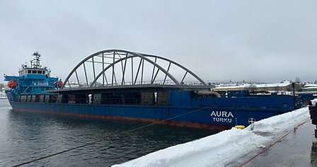 en bro lastad på en båt som ligger vid kaj