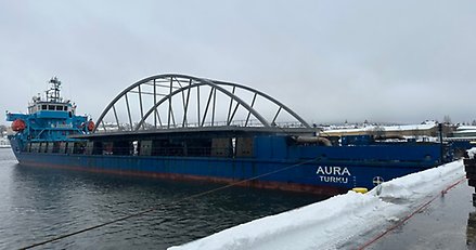 en bro lastad på en båt som ligger vid kaj