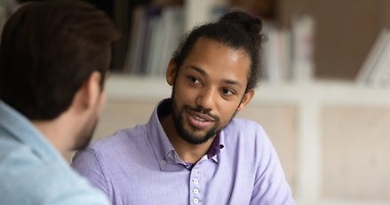 närbild på en person som pratar med en annan person