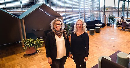 Gun-Britt Marklund och Annika Lill på Lärcentrum. 