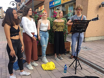 Fem ungdomar som ska spela och sjunga i centrum i sommar