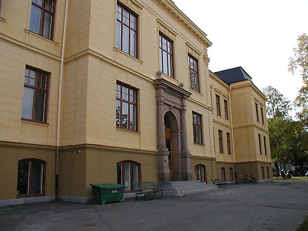 Bild på huvudbyggnaden på Härnösands gymnasium