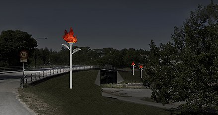 montagebild på järnvägsbro med tre stora lyktstolpar med rödgula eldsblommor
