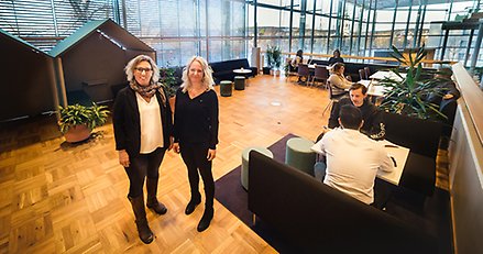 Gun-Britt Marklund och Annika Lill hälsar välkommen till Lärcentrum