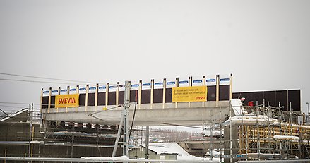 Vinterbild på bygget av järnvägsviadukten. De båda brofästena är på plats och själva bron har precis lyfts dit.