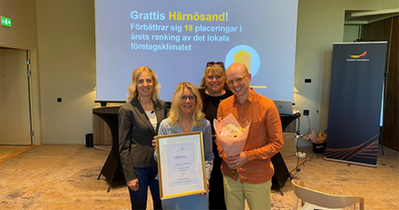 Eva Nordlander, Svenskt Näringsliv, Eva-Clara Viklund (M), oppositionsråd, Petra Forsström, näringslivschef och Jonas Bergström (S), kommunstyrelsens ordförande med diplom och blommor i handen.