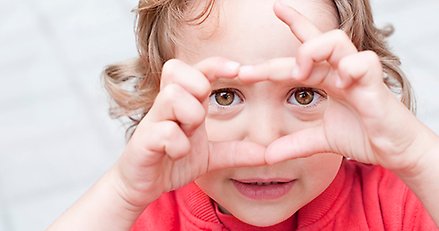 Barn som formar händerna som en kamera framför ögonen