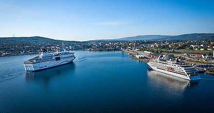 Två stora kryssningsfartyg i hamnen i Härnösand