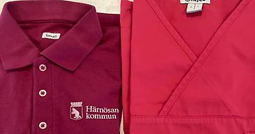 Närbild på arbetskläder med Härnösands kommun logotyp på.