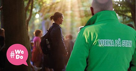 Kollage med unga på en festival och en man med grön jacka med texten "Vuxna på stan" på ryggen.