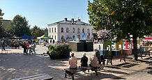 Sommar och sol och mycket folk på ett torg