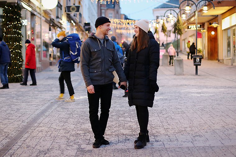 Bilden föreställer två personer som går på Storgatan i Härnösand.