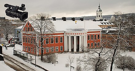 Härnösands rådhus med en inklippt videokamera.