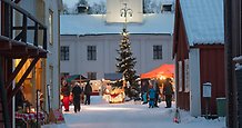 julmarknad på vintrigt torg på LÄnsmuseet Västernorrland på Muberget, marknadsstånd och människor
